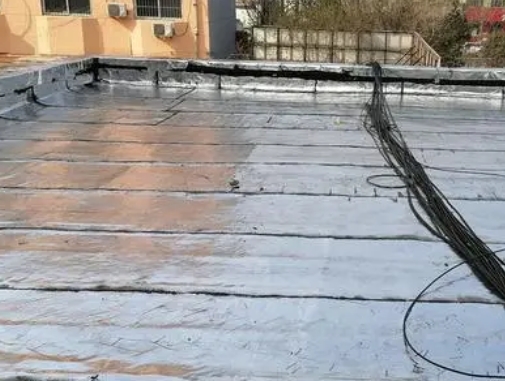 汉台卫生间漏水维修公司分享下汉台屋面楼顶防水刚性防水层施工要点。